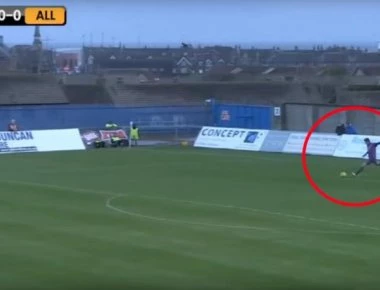 Ετοιμάζεται να εκτελέσει το ελεύθερο και στο 0:10 γίνεται ο πρωταγωνιστής του αγώνα! (βίντεο)